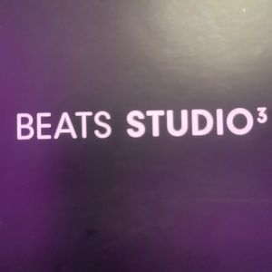Beat studio 3 includes original box and original charger no damages.